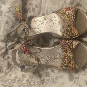 Mudd floral wedge sandal Size 8 New